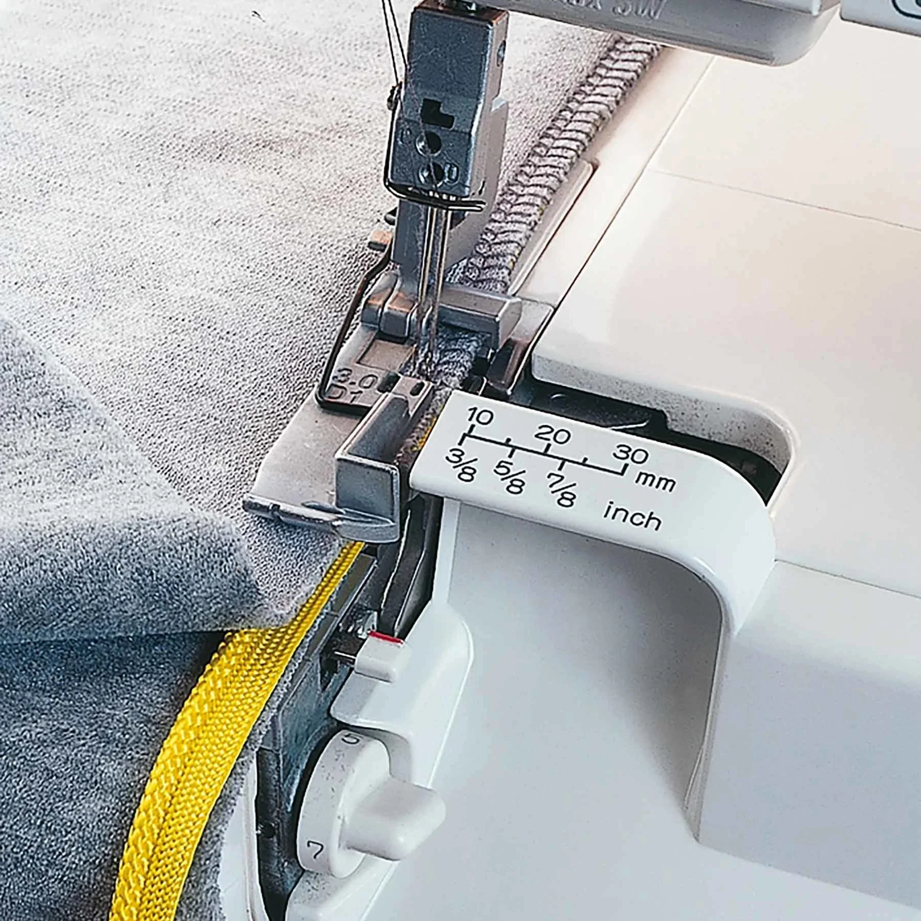 HUSQVARNA® VIKING® HUSKYLOCK™ S21 Overlock Machine - Image 3