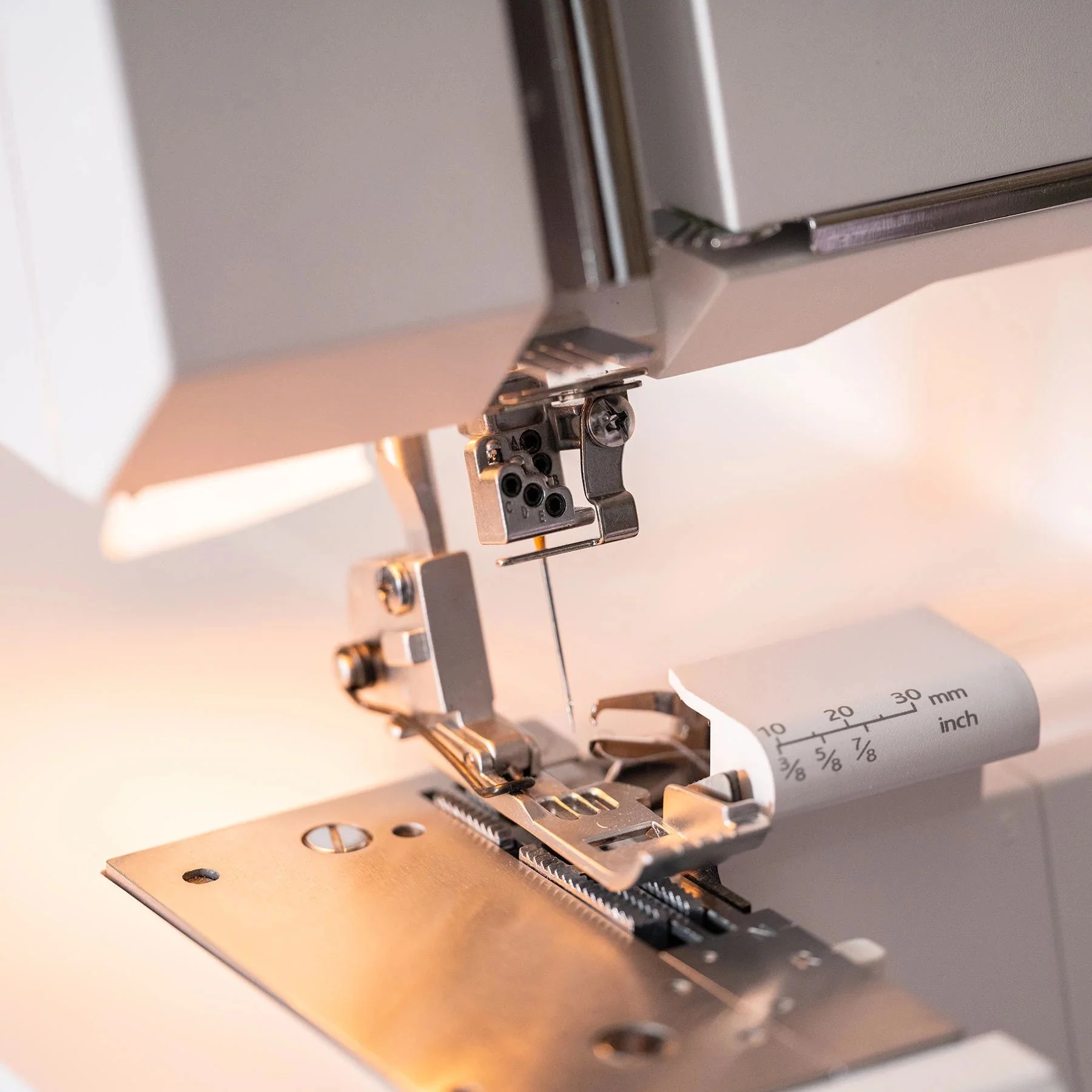 HUSQVARNA® VIKING® Refurbished HUSKYLOCK™ s21 Overlock Machine - Image 5