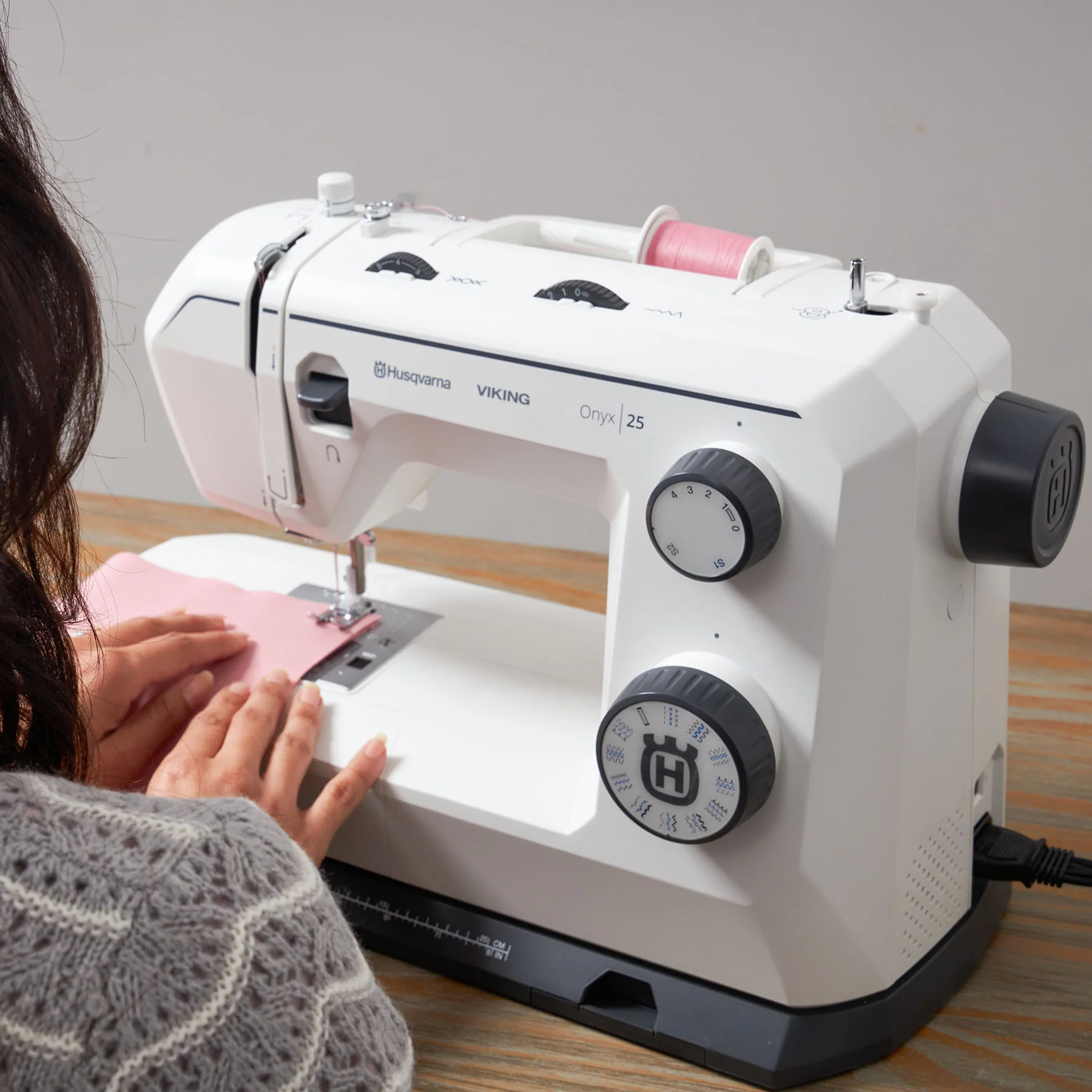 HUSQVARNA® VIKING® ONYX™ 25 Sewing Machine - Image 3