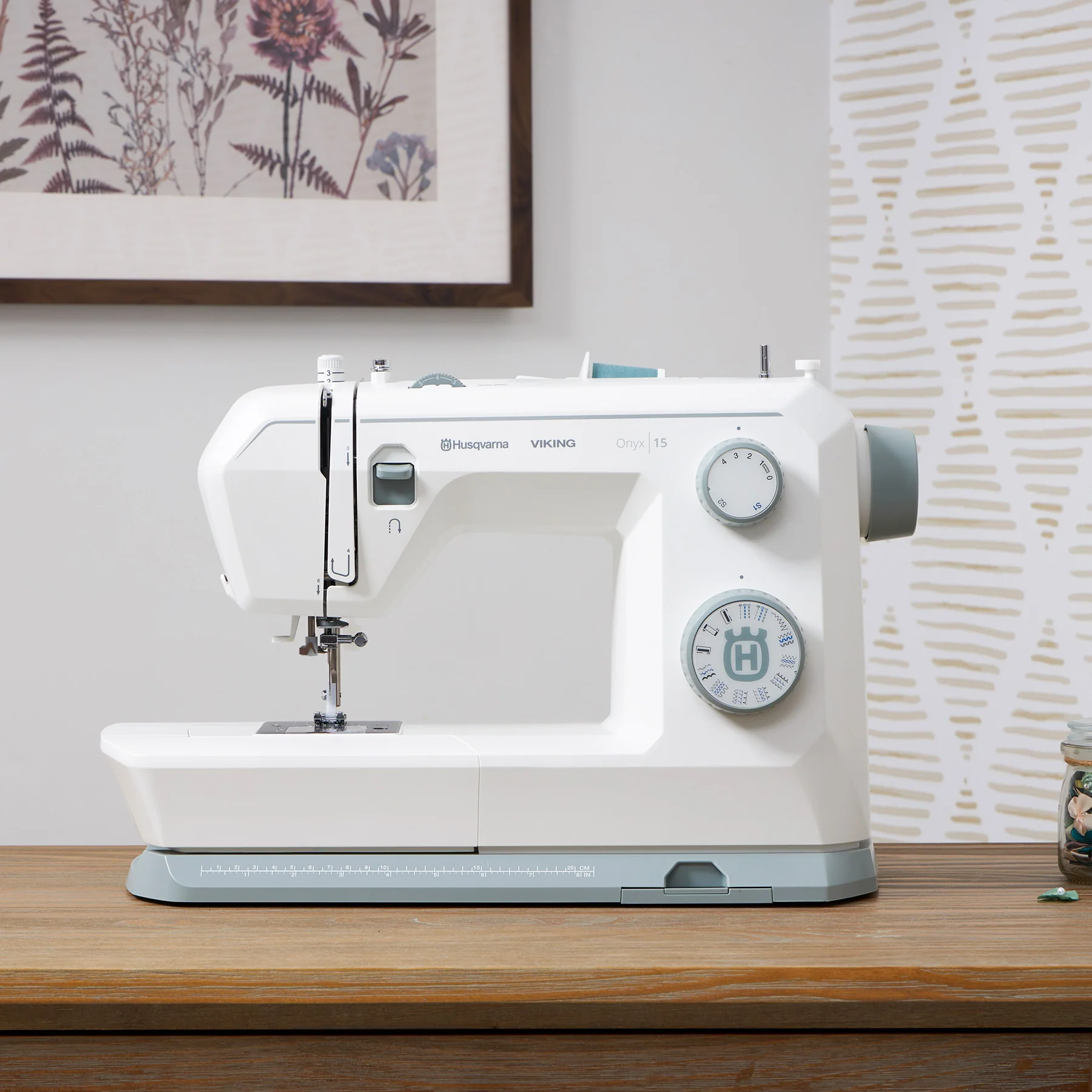 HUSQVARNA® VIKING® ONYX™ 15 Sewing Machine - Image 3