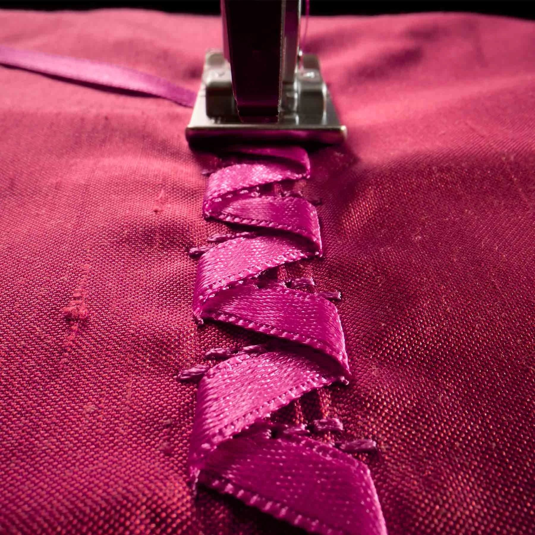 PFAFF® expression™ 715 Sewing Machine - Image 14