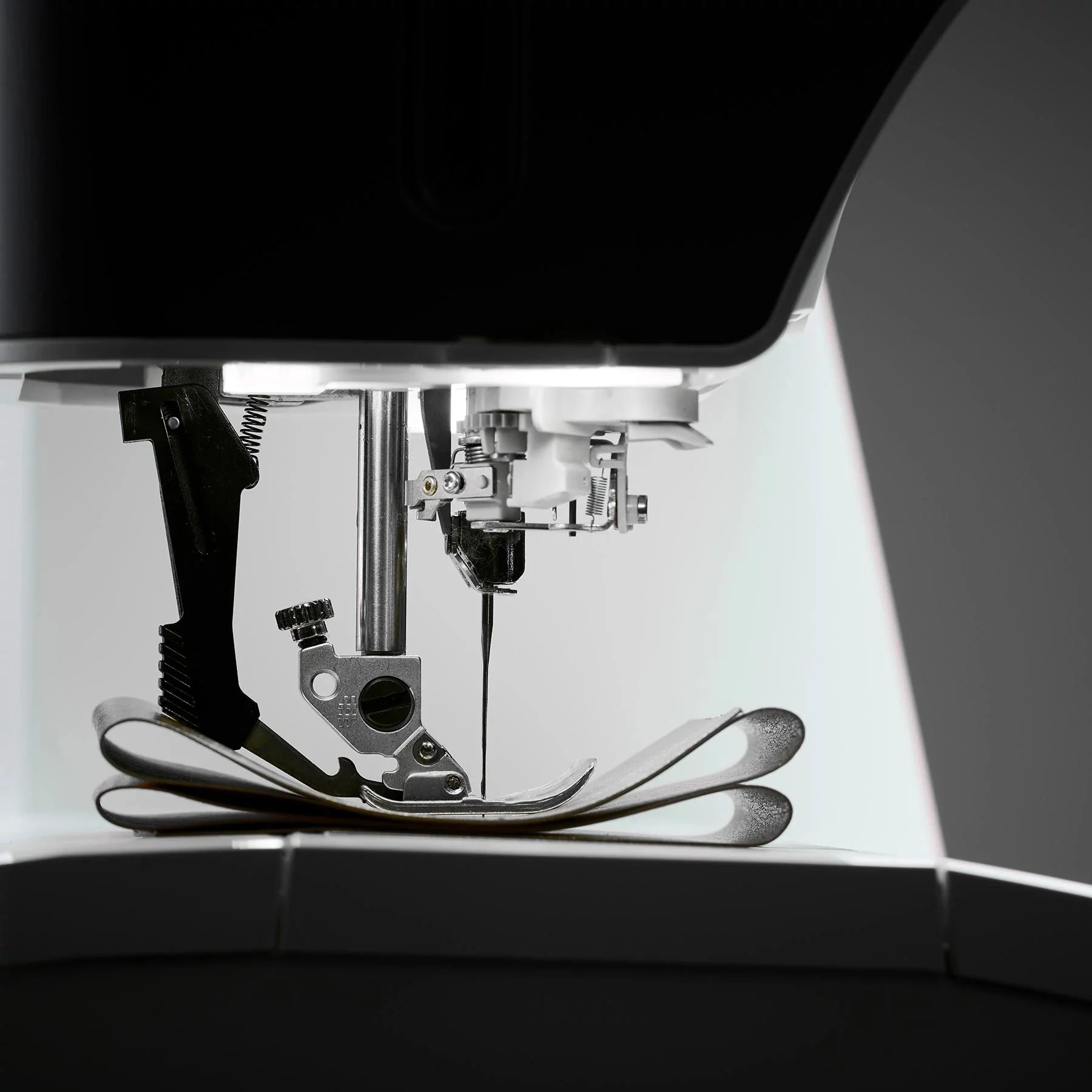PFAFF® expression™ 715 Sewing Machine - Image 4