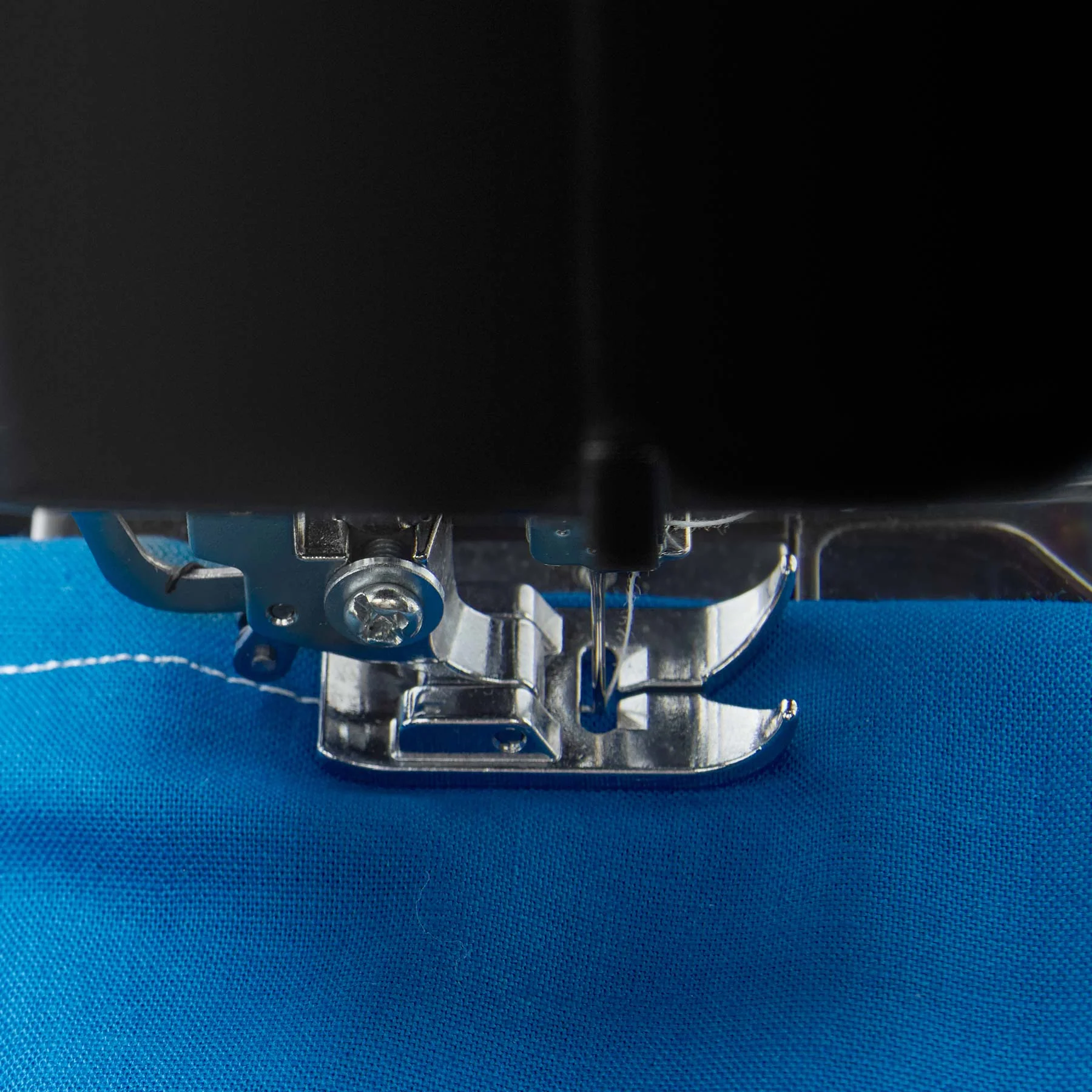 SINGER® M1000 Black Mending Machine - Image 6