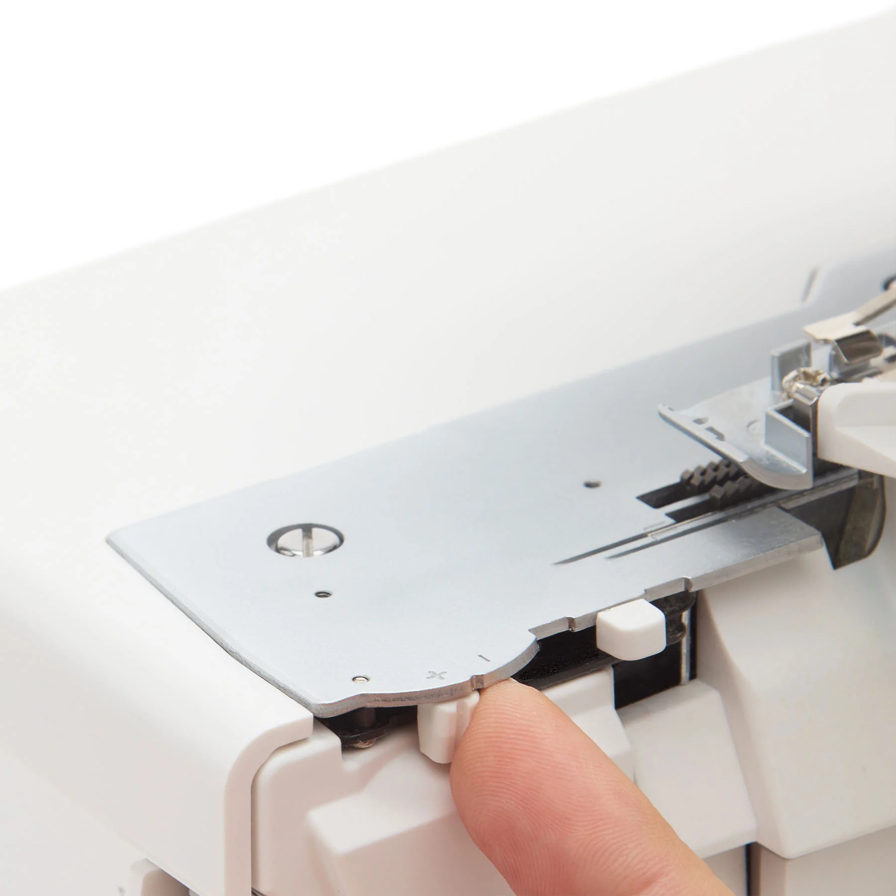 SINGER® S0600 Serger - Image 5