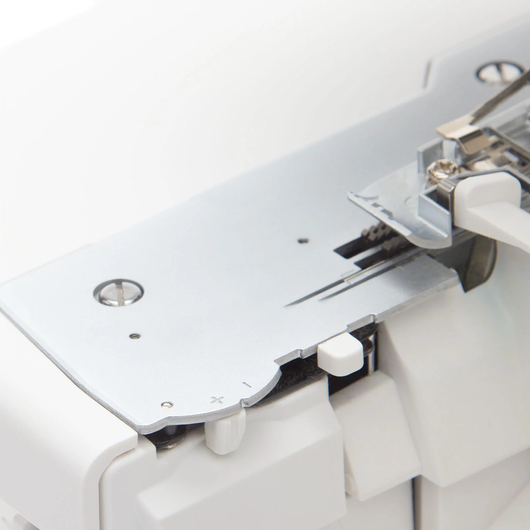 SINGER® S0600 Serger - Image 9