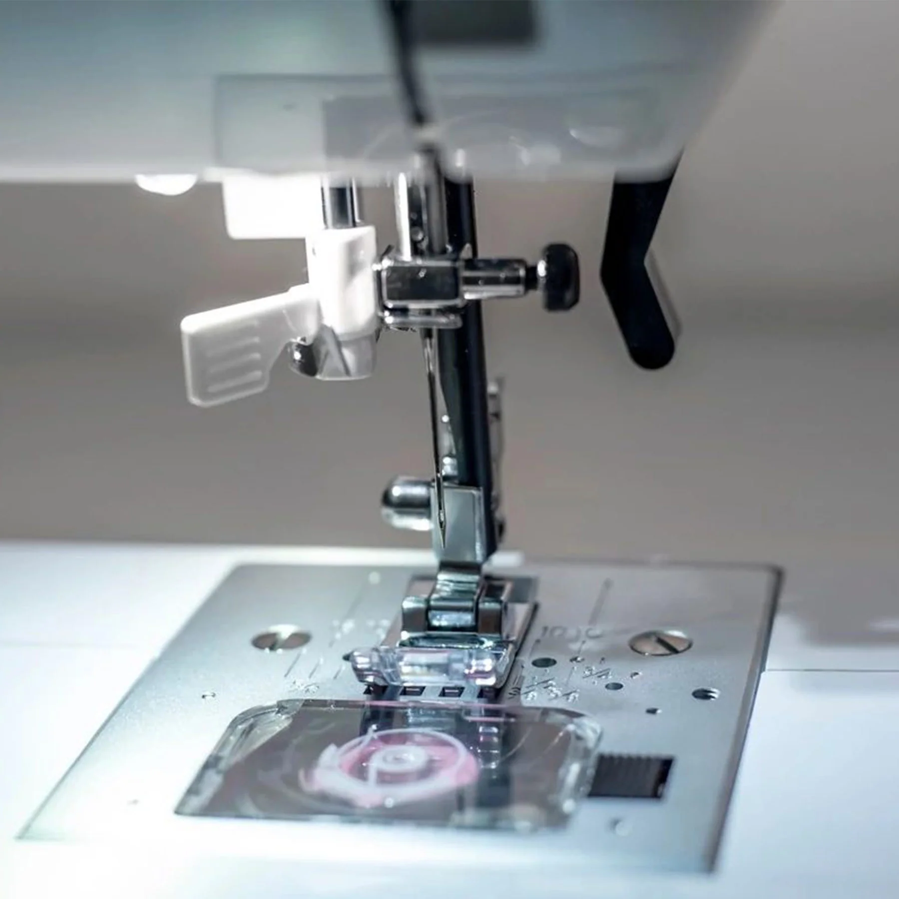 SINGER® Refurbished SC220 Sewing Machine - Image 6