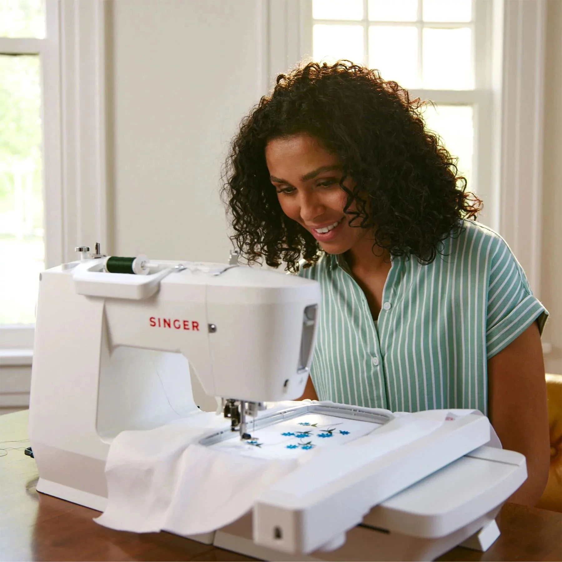 SINGER® SE9180 Sewing & Embroidery Machine & Extension Table Bundle - Image 3